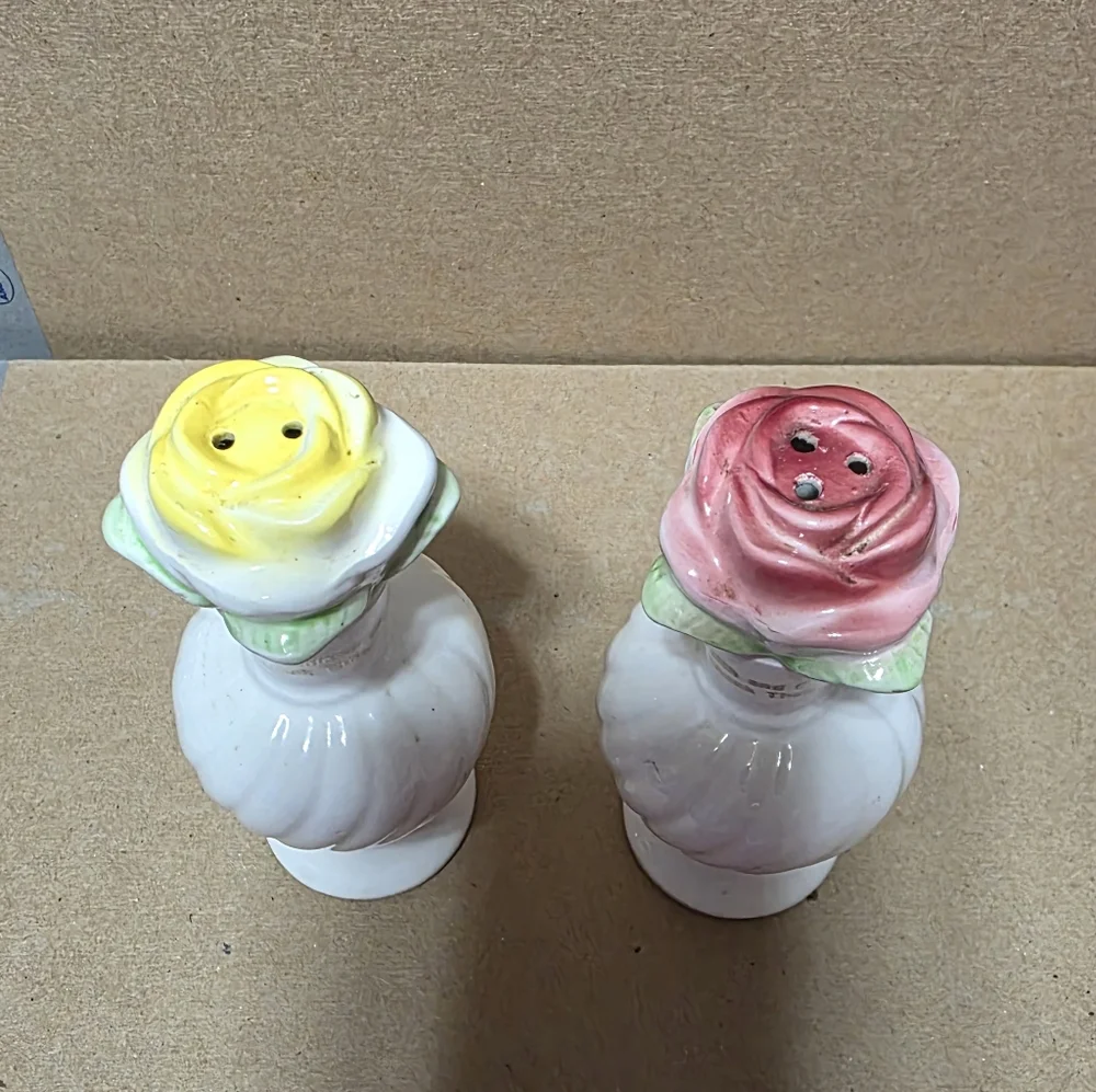 Vtg Rose Budvase Salt Pepper Shaker Set #175